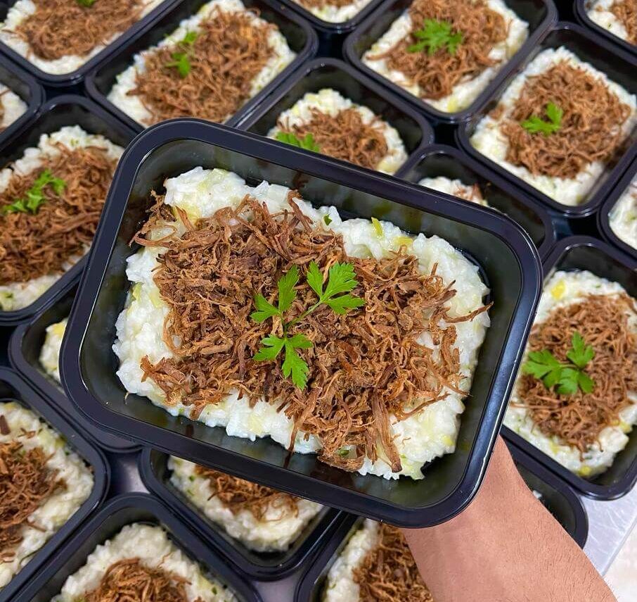 marmita fit risoto de alho poró e carne desfiada